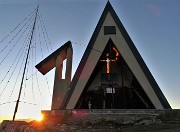 56 La cappelletta di vetta del Pizzo Cerro (2285 m) nella luce e nei colori del tramonto